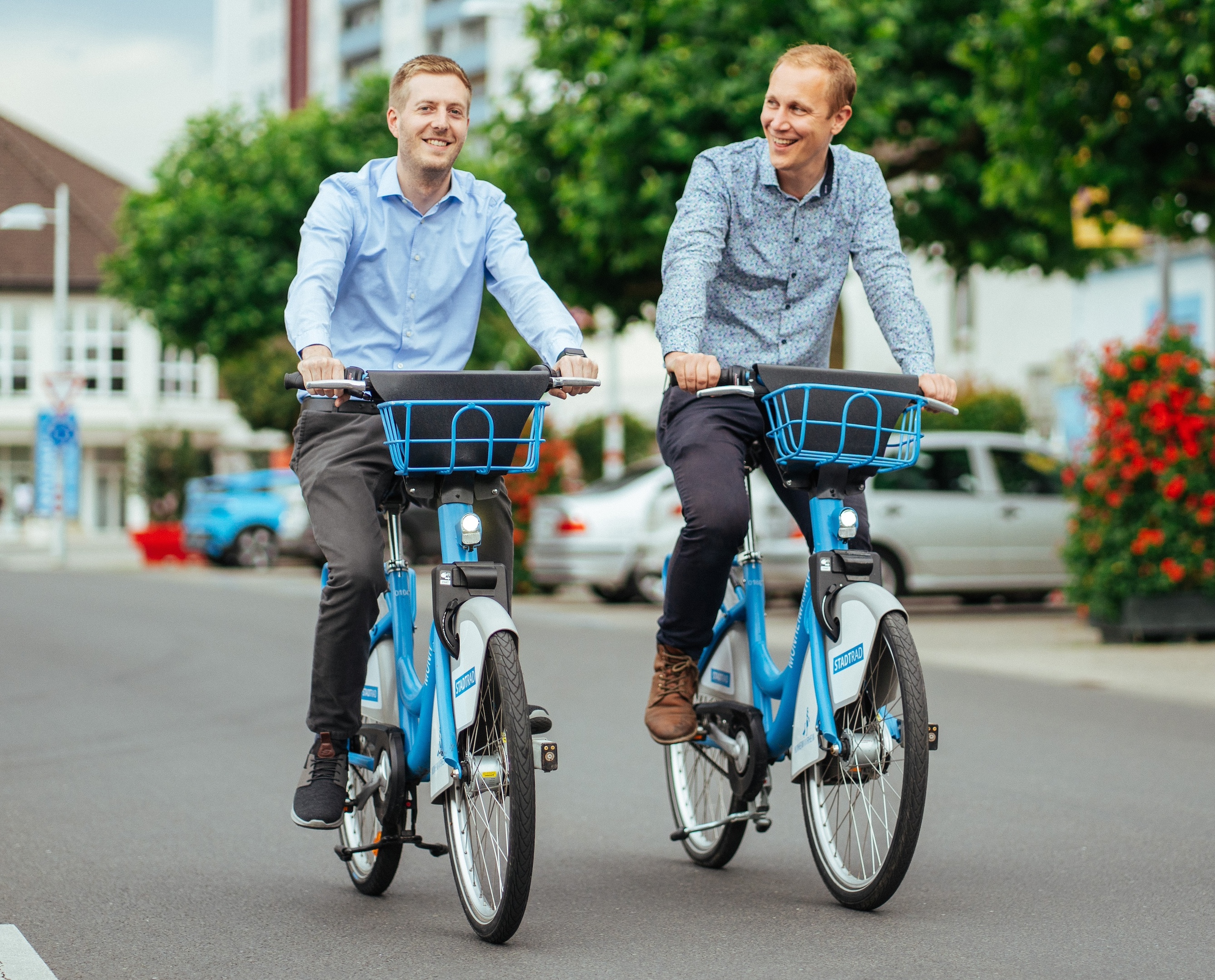 Lucas Risse und Daniel Zimmermann auf zwei Fahrrädern